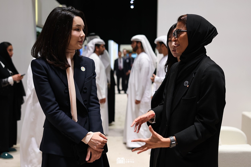 김건희 여사가 16일 오전(현지시간) 아랍에미리트 아부다비 국립전시센터(ADNEC)에서 열린 ‘아부다비 지속가능성 주간 개막식’에 참석해 관계자와 대화하고 있다.