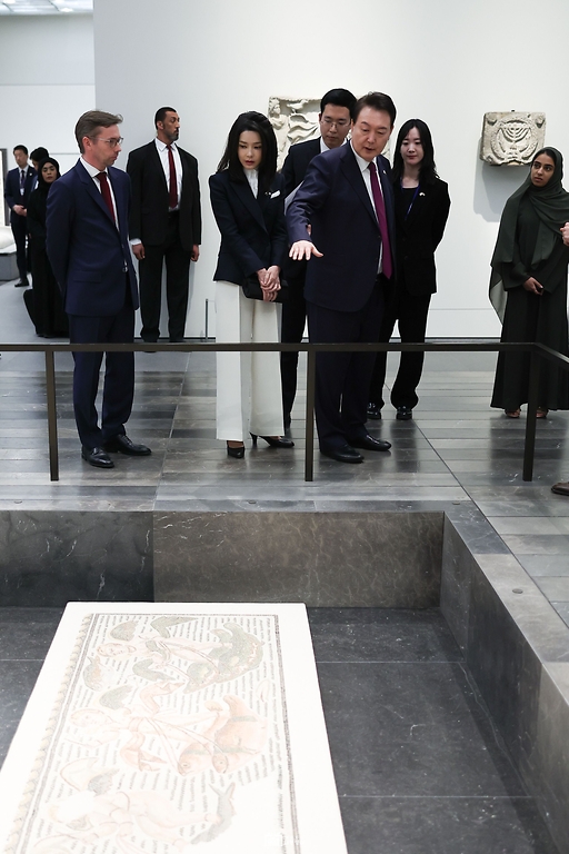 윤석열 대통령과 김건희 여사가 16일(현지시간) 아랍에미리트 아부다비에 위치한 프랑스 루브르 박물관의 별관 ‘루브르 아부다비’를 방문해 소장 미술품을 관람하고 있다.