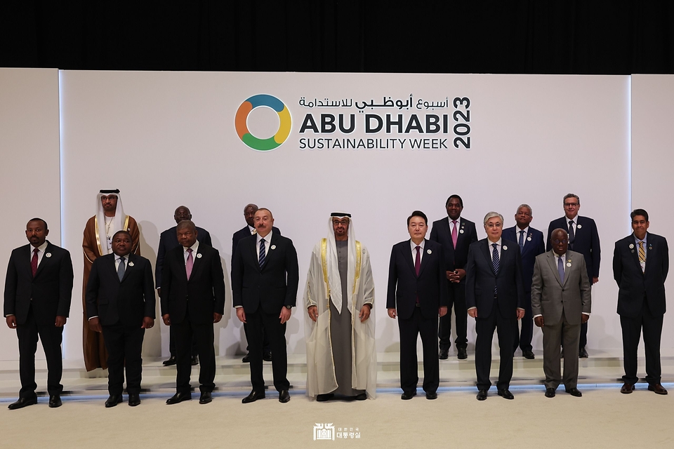 윤석열 대통령이 16일(현지시간) 아랍에미리트 아부다비 국립전시센터(ADNEC)에서 열린 ‘아부다비 지속가능성 주간 개막식’에서 모하메드 빈 자이드 알 나흐얀 UAE 대통령 등 참석자들과 기념촬영을 하고 있다.