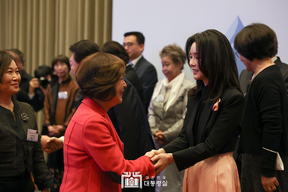 윤석열 대통령과 김건희 여사가 17일(현지시간) 스위스 취리히 시내 한 호텔에서 열린 동포 초청 만찬 간담회에서 참석자와 인사를 나누고 있다.