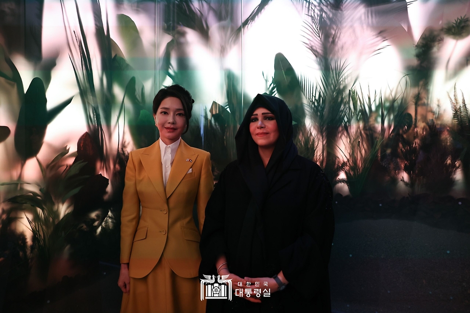 김건희 여사와 셰이카 라티파 빈트 모하메드 알 막툼 공주가 17일(현지시간) 아랍에미리트 두바이 미래박물관에서 기념촬영을 하고 있다.