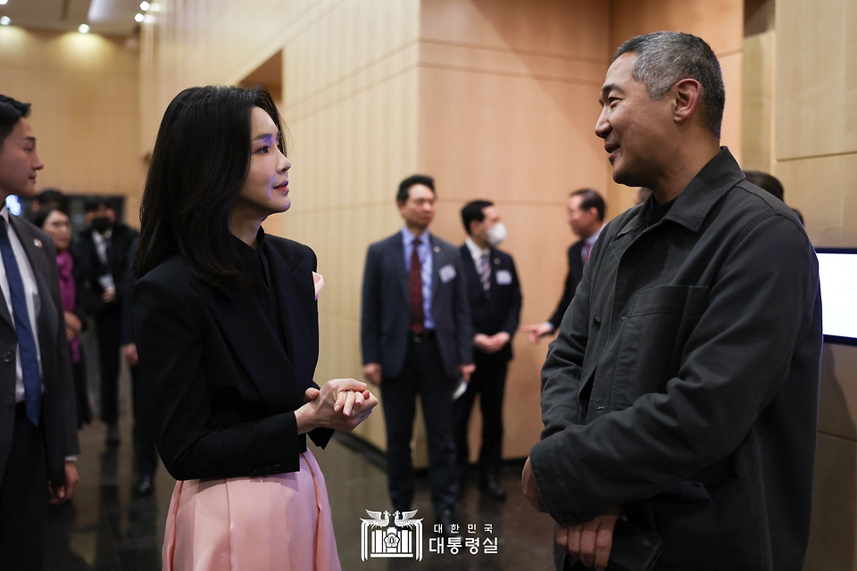 김건희 여사가 17일(현지시간) 스위스 취리히 시내 한 호텔에서 열린 동포 초청 만찬 간담회에서 참석자와 대화하고 있다.