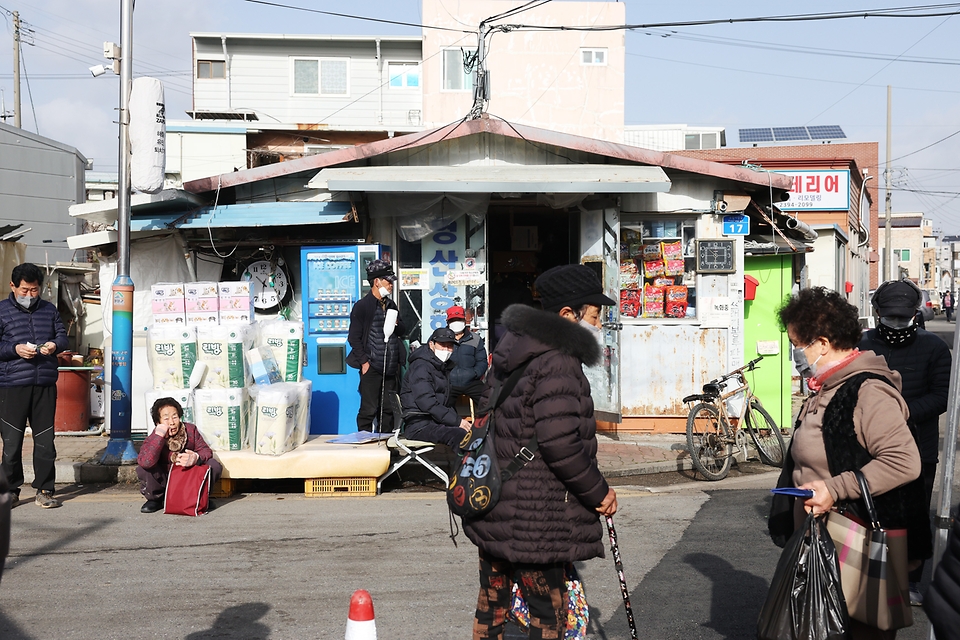 <p>설 명절 연휴를 하루 앞둔 20일 오전 전남 영암군 영암5일시장에서 시민들이 장을 보고 있다. 영암5일시장은 조선시대에 영암에 개설됐던 동문밖장의 맹맥을 잇고 있는 유서 깊은 전통시장으로 매월 5, 10일인 날 장이 열린다. </p>
<div><br></div>