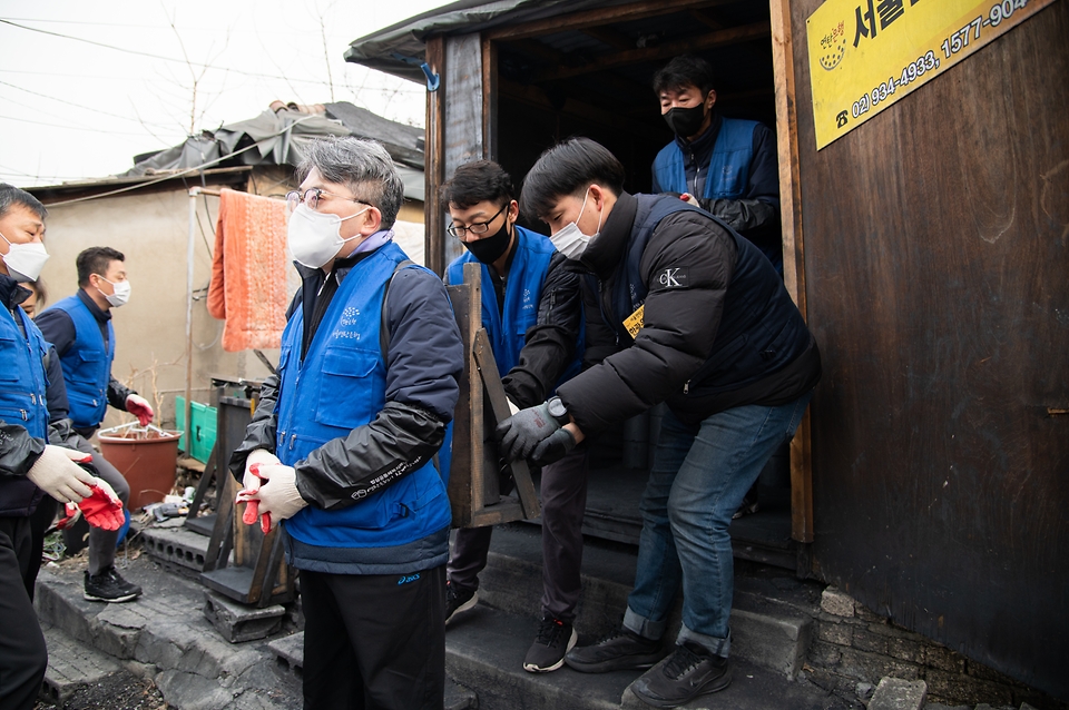 유희동 기상청장이 19일 서울 노원구 중계동 백사마을을 찾아 연탄을 사용하는 한파 취약계층에 연탄을 배달하고 있다.