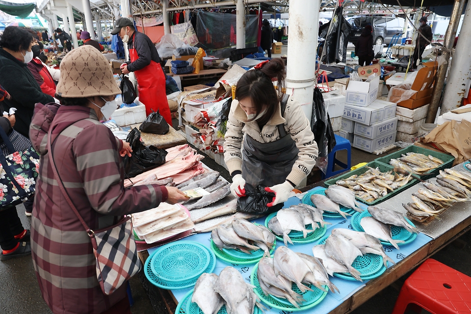 <p>설 명절 연휴를 하루 앞둔 20일 오전 전남 영암군 영암5일시장에서 시민들이 장을 보고 있다. 영암5일시장은 조선시대에 영암에 개설됐던 동문밖장의 맹맥을 잇고 있는 유서 깊은 전통시장으로 매월 5, 10일인 날 장이 열린다. </p>
<div><br></div>