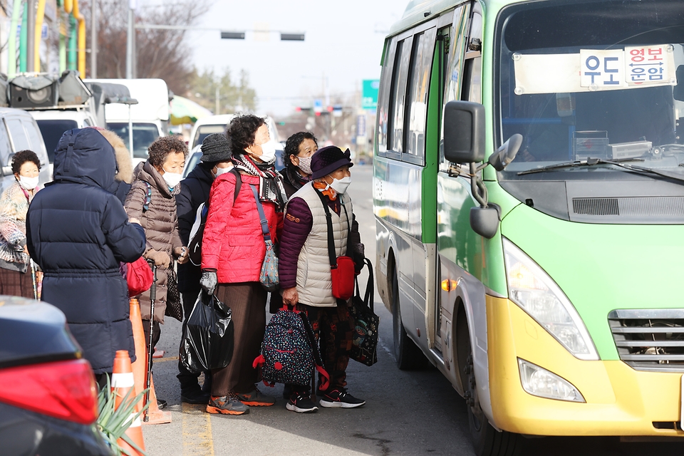 <p>설 명절 연휴를 하루 앞둔 20일 오전 전남 영암군 영암5일시장에서 시민들이 장을 보고 있다. 영암5일시장은 조선시대에 영암에 개설됐던 동문밖장의 맹맥을 잇고 있는 유서 깊은 전통시장으로 매월 5, 10일인 날 장이 열린다. </p>
<div><br></div>