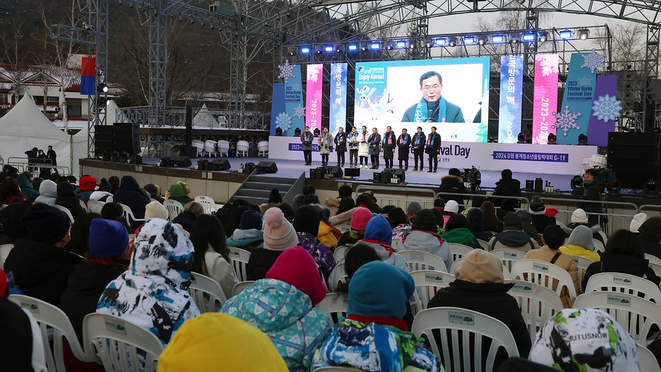 조용만 문화체육관광부 제2차관이 19일 강원도 평창군 용평리조트 야외무대에서 열린 2024 강원 동계청소년올림픽대회 G-1y 행사 및 윈터코리아페스티벌데이에 참석해 인사말을 하고 있다.