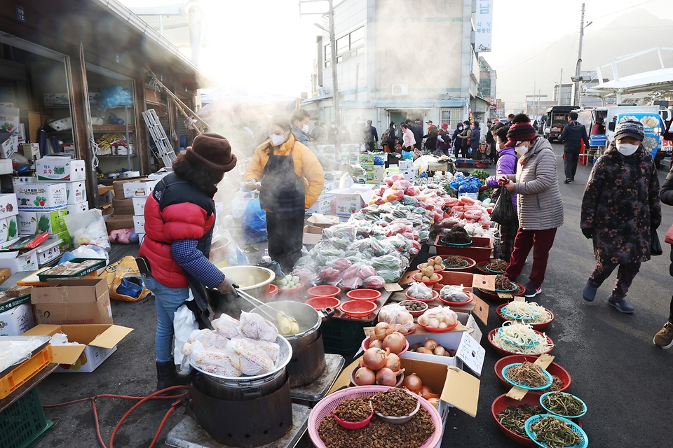 <p>설 명절 연휴를 하루 앞둔 20일 오전 전남 영암군 영암5일시장에서 시민들이 장을 보고 있다. 영암5일시장은 조선시대에 영암에 개설됐던 동문밖장의 맹맥을 잇고 있는 유서 깊은 전통시장으로 매월 5, 10일인 날 장이 열린다. </p>
<div><br></div>