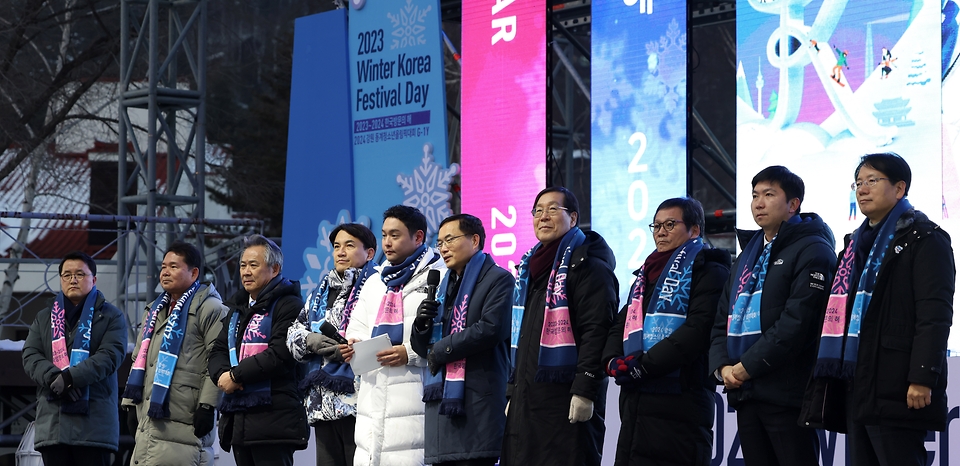 조용만 문화체육관광부 제2차관이 19일 강원도 평창군 용평리조트 야외무대에서 열린 2024 강원 동계청소년올림픽대회 G-1y 행사 및 윈터코리아페스티벌데이에 참석해 인사말을 하고 있다.