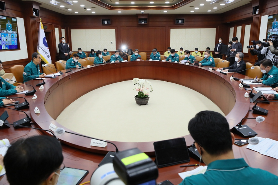 20일 서울 종로구 정부서울청사에서 코로나19 중앙재난안전대책본부 회의가 진행되고 있다.