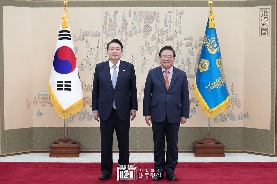 윤석열 대통령이 25일 서울 용산구 대통령실에서 열린 위촉장 수여식에서 우동기 국가균형발전위원회 위원장에게 위촉장을 수여한 후 기념촬영을 하고 있다.