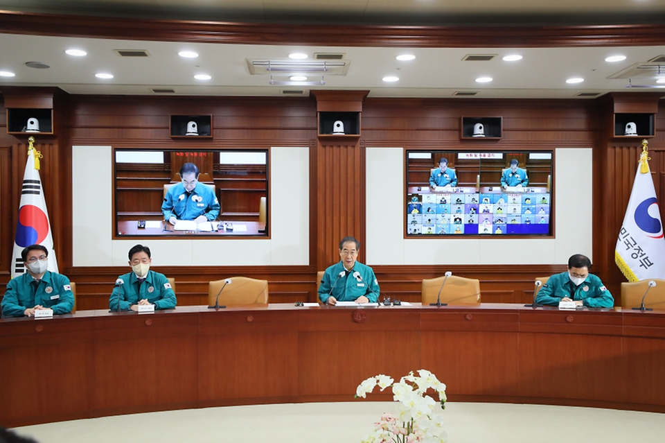 20일 서울 종로구 정부서울청사에서 코로나19 중앙재난안전대책본부 회의가 진행되고 있다.