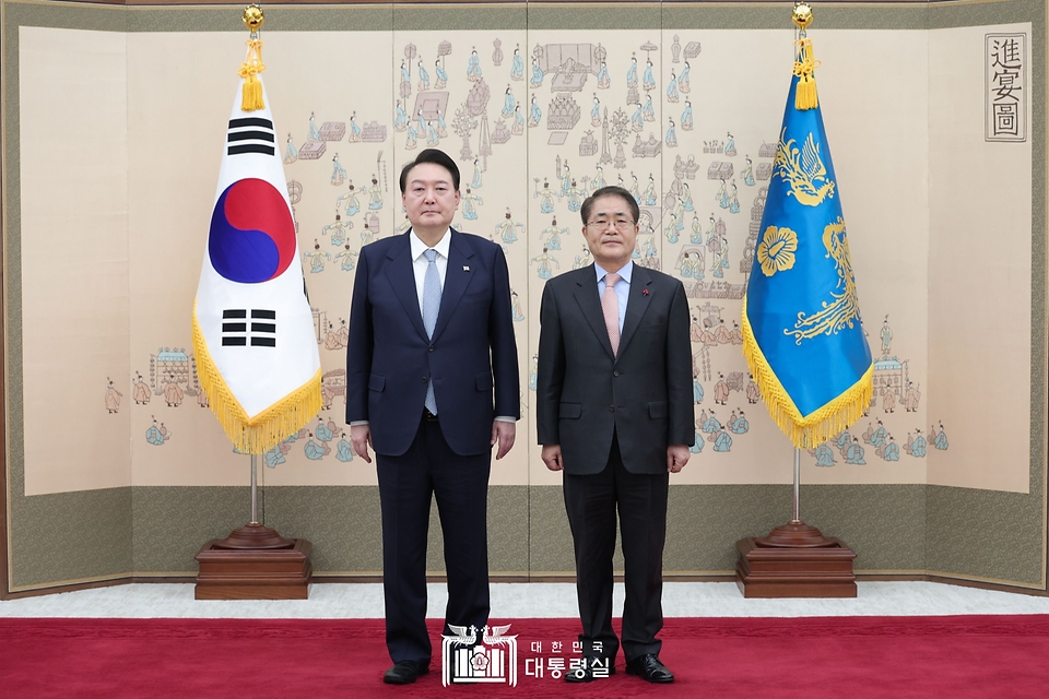 윤석열 대통령이 25일 서울 용산구 대통령실에서 열린 위촉장 수여식에서 장태평 농어업·농어촌특별위원회 위원장에게 위촉장을 수여한 후 기념촬영을 하고 있다.