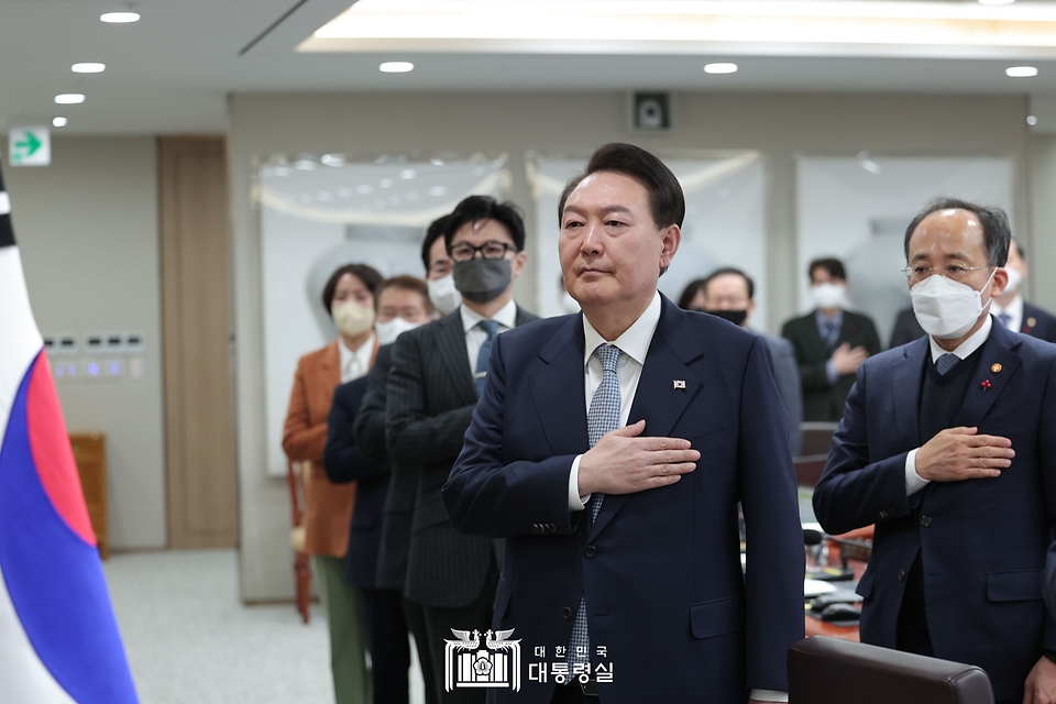 윤석열 대통령이 25일 서울 용산구 대통령실 청사에서 열린 국무회의에서 국기에 대한 경례를 하고 있다.