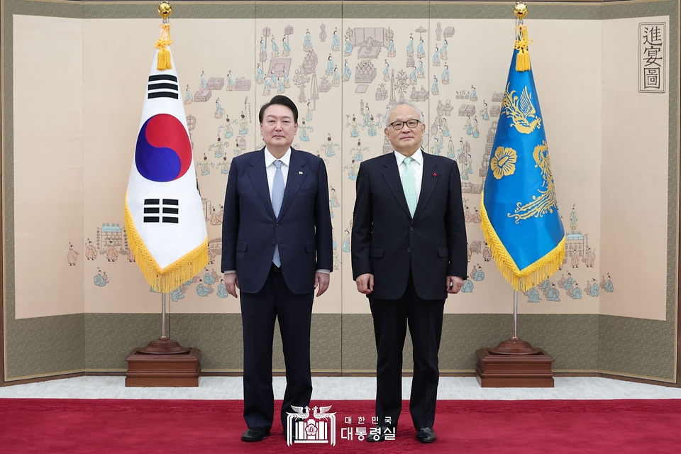 윤석열 대통령이 25일 서울 용산구 대통령실에서 열린 위촉장 수여식에서 양창수 정부공직자윤리위원회 위원장에게 위촉장을 수여한 후 기념촬영을 하고 있다.
