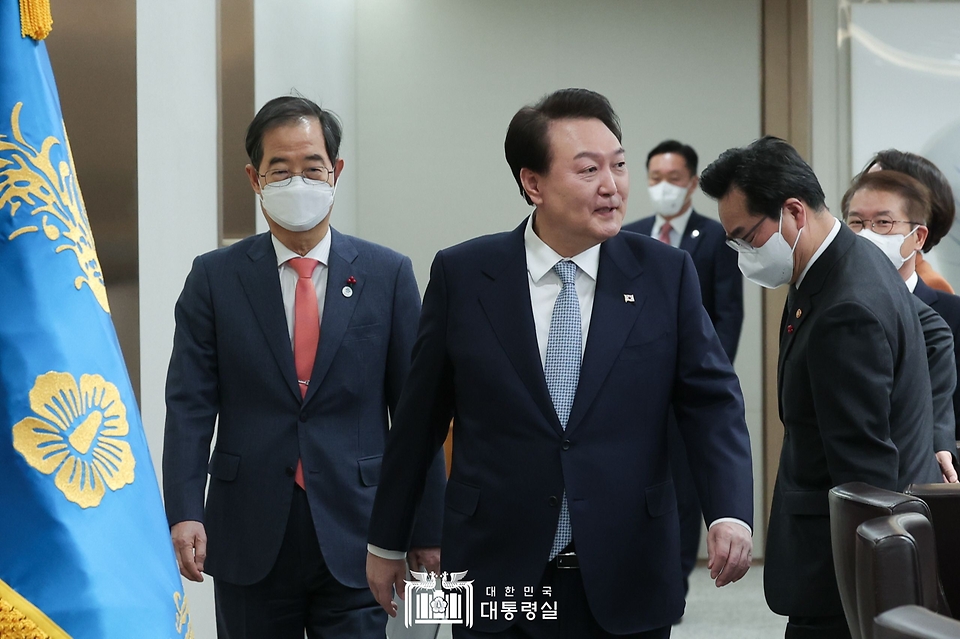 윤석열 대통령이 25일 서울 용산구 대통령실 청사에서 열린 국무회의에 입장하고 있다.