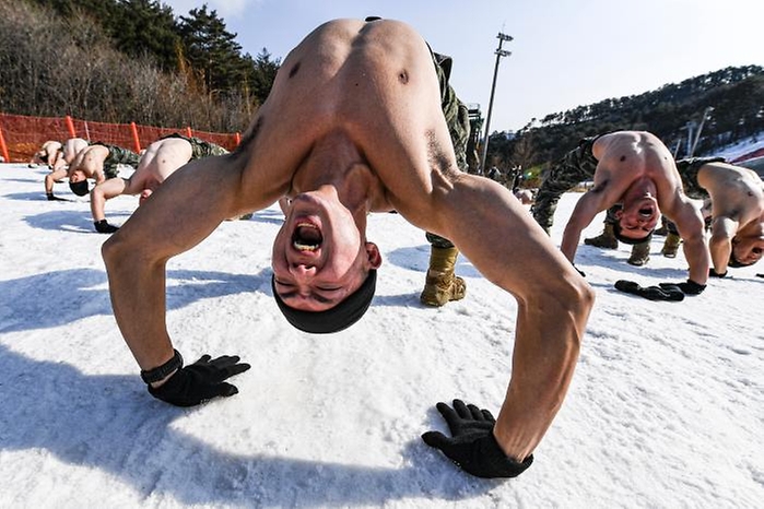 해병대2사단 수색대대가 지난 2일부터 다음 달 6일까지 강원도 평창군 황병산 산악종합훈련장 등지에서 동계 임무 수행 능력을 강화하는 설한지 훈련을 하고 있다.