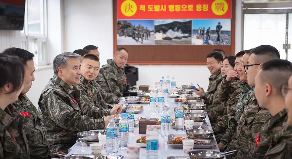 이종섭 국방부장관이 21일 인천시 연평도 연평부대에서 장병들과 식사를 하며 대화하고 있다.