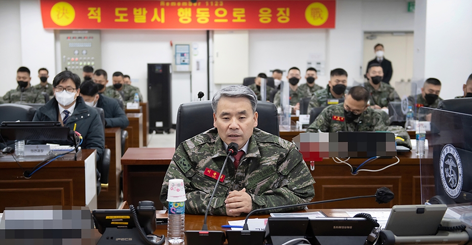 이종섭 국방부 장관이 21일 인천시 연평도 연평부대를 방문, 지휘통제실에서 작전현황을 보고 받은 뒤 발언하고 있다.