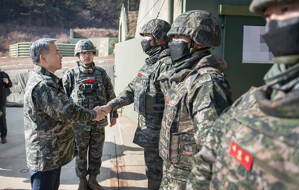 이종섭 국방부장관이 21일 인천시 연평도 연평부대를 방문, 화력운용태세 보고를 받은 후 장병들을 격려하고 있다.