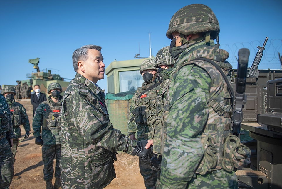 이종섭 국방부 장관이 21일 인천시 연평도 연평부대를 방문, 장병들을 격려하고 있다.