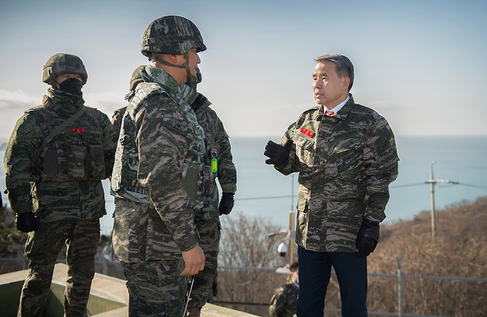 이종섭 국방부 장관이 21일 인천시 연평도 연평부대에서 방공진지를 방문해 작전 지도를 하고 있다.