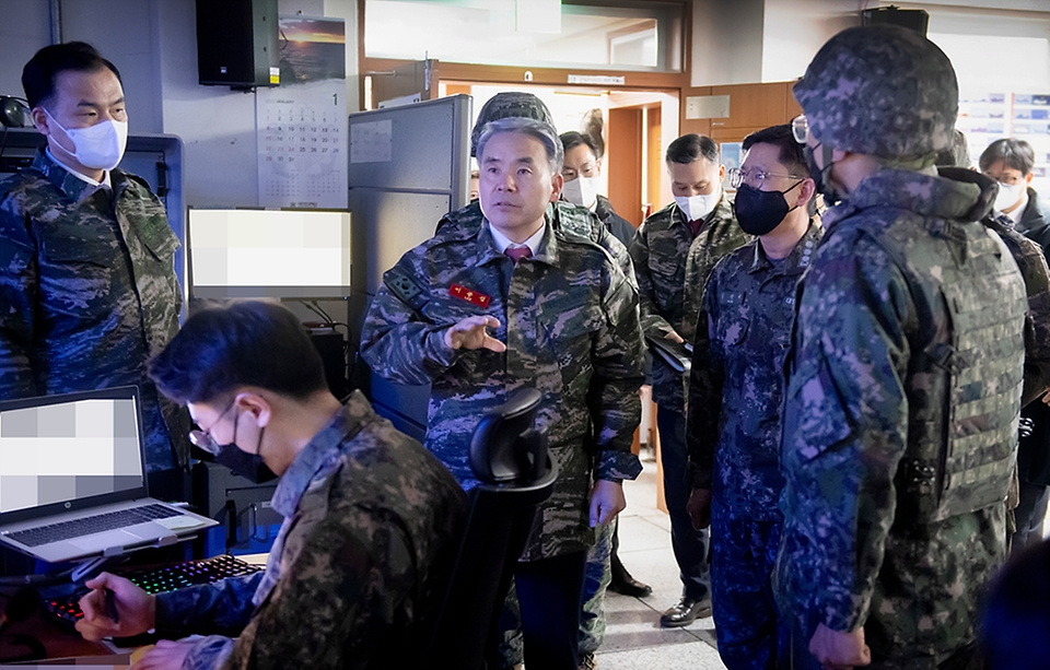  이종섭 국방부 장관이 21일 인천시 연평도 해군 전탐감시대를 방문해 대비태세 현황보고를 받은 뒤 작전 지도를 하고 있다.