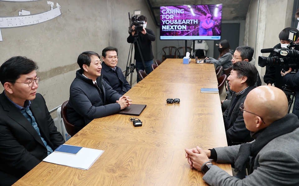 안덕근 산업통상자원부 통상교섭본부장이 26일 서울 서초구 남부터미널역사 내 넥스트온을 방문, 관계자들과 대화하고 있다.