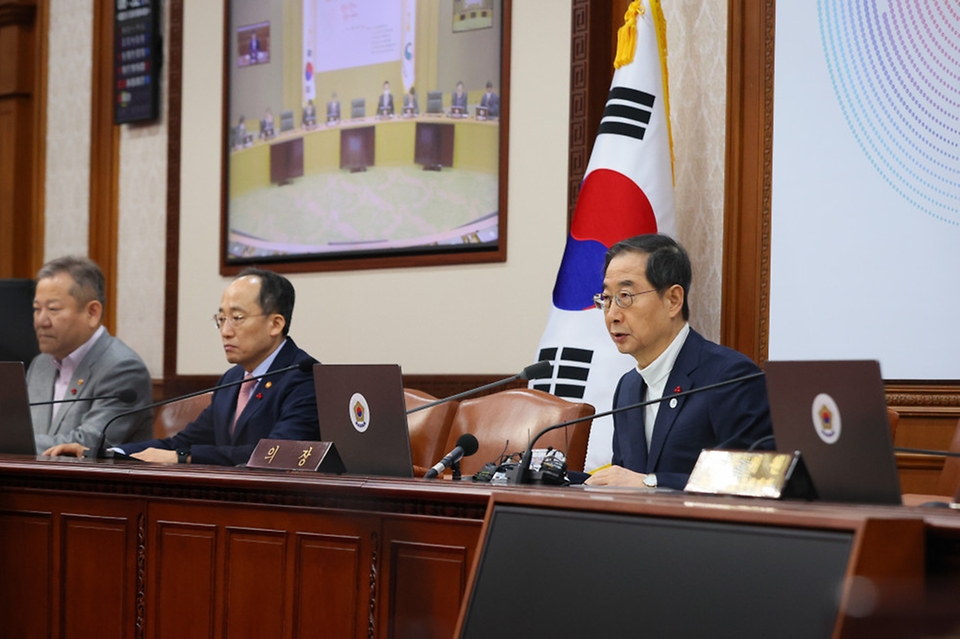 한덕수 국무총리가 30일 서울 종로구  정부서울청사에서 열린 국무회의를 주재하고 있다.