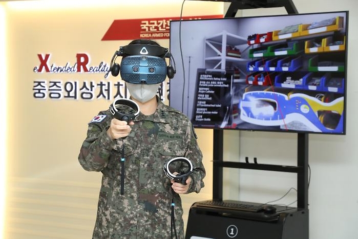 홀로렌즈를 착용한 간호장교가 27일 대전시 유성구 국군간호사관학교 XR 기반 중증외상처치 훈련장에서 VR 기술을 이용해 훈련을 시연하고 있다.(출처=국방일보)