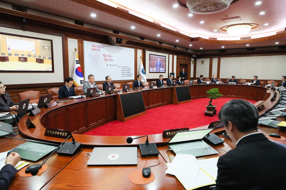 30일 서울 종로구 정부서울청사에서 제5회 국무회의가 진행되고 있다.