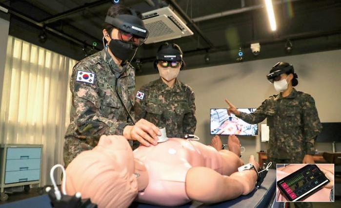 홀로렌즈를 착용한 간호장교들이 27일 대전시 유성구 국군간호사관학교 XR 기반 중증외상처치 훈련장에서 응급실 MR 기술을 이용해 외상환자처치 훈련을 시연하고 있다. (출처=국방일보)