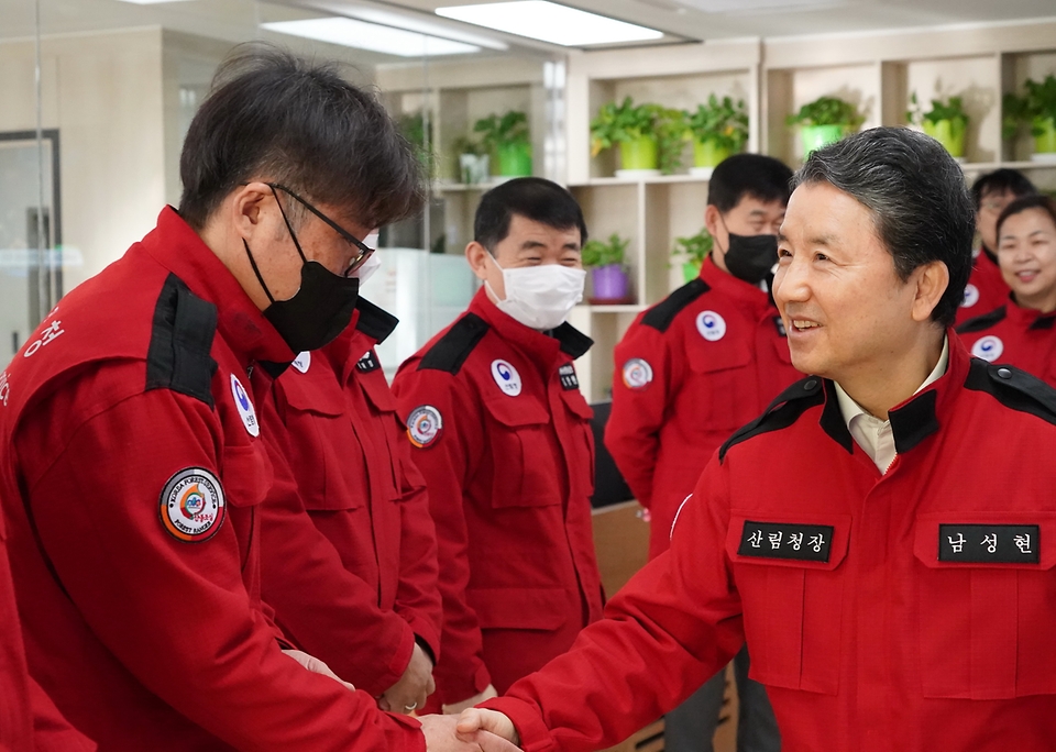 남성현 산림청장이 31일 대전시 서구 산림청 중앙산림재난상황실에서 열린 봄철 중앙산불방지대책본부 현판 제막식을 마친 뒤 상황실 직원들을 격려하고 있다.