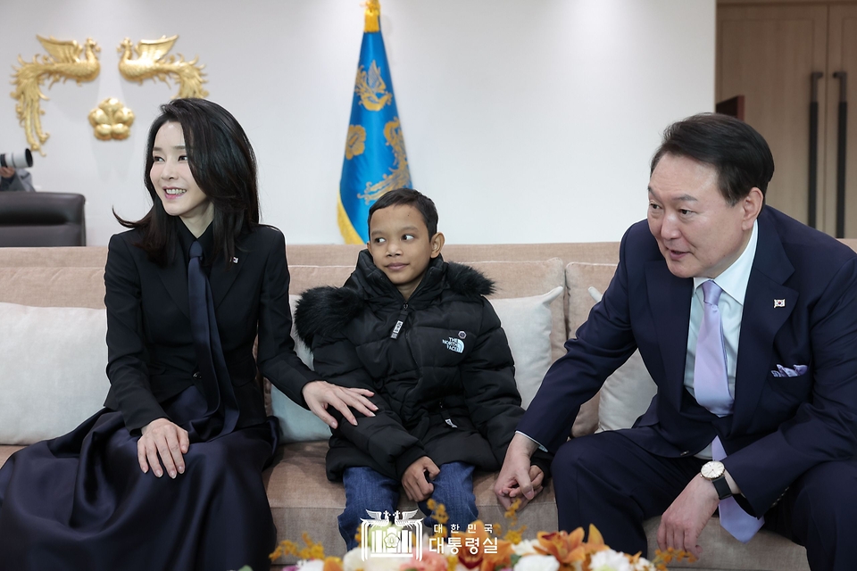 윤석열 대통령과 김건희 여사가 31일 서울 용산 대통령실 청사로 심장질환 수술을 받고 회복 중인 캄보디아 소년 로타를 초청해 격려하고 있다.