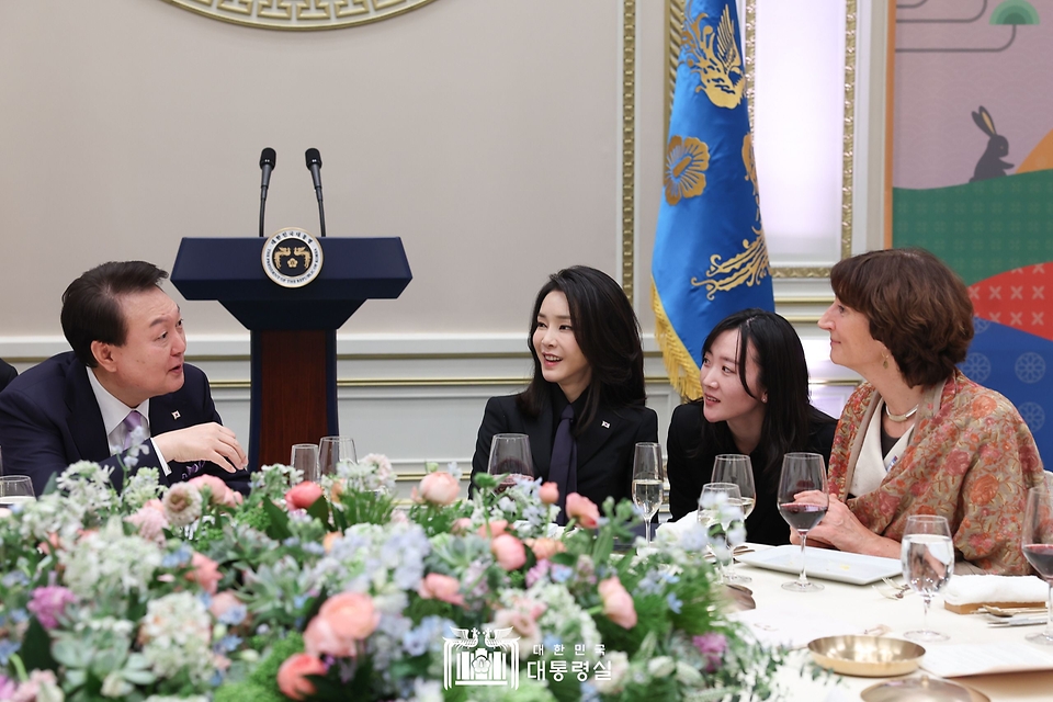 윤석열 대통령과 김건희 여사가 31일 청와대 영빈관에서 열린 주한 외교단을 위한 신년인사회에서 요안나 도너바르트 주한네덜란드 대사와 대화하고 있다.