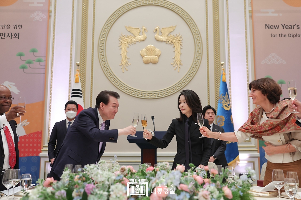 윤석열 대통령과 김건희 여사가 31일 청와대 영빈관에서 열린 주한 외교단을 위한 신년인사회에서 참석자들과 건배하고 있다.