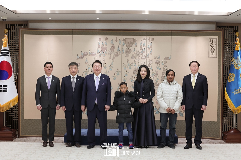 윤석열 대통령과 김건희 여사가 31일 서울 용산 대통령실 청사로 심장질환 수술을 받고 회복 중인 캄보디아 소년 로타를 초청, 기념촬영을 하고 있다.