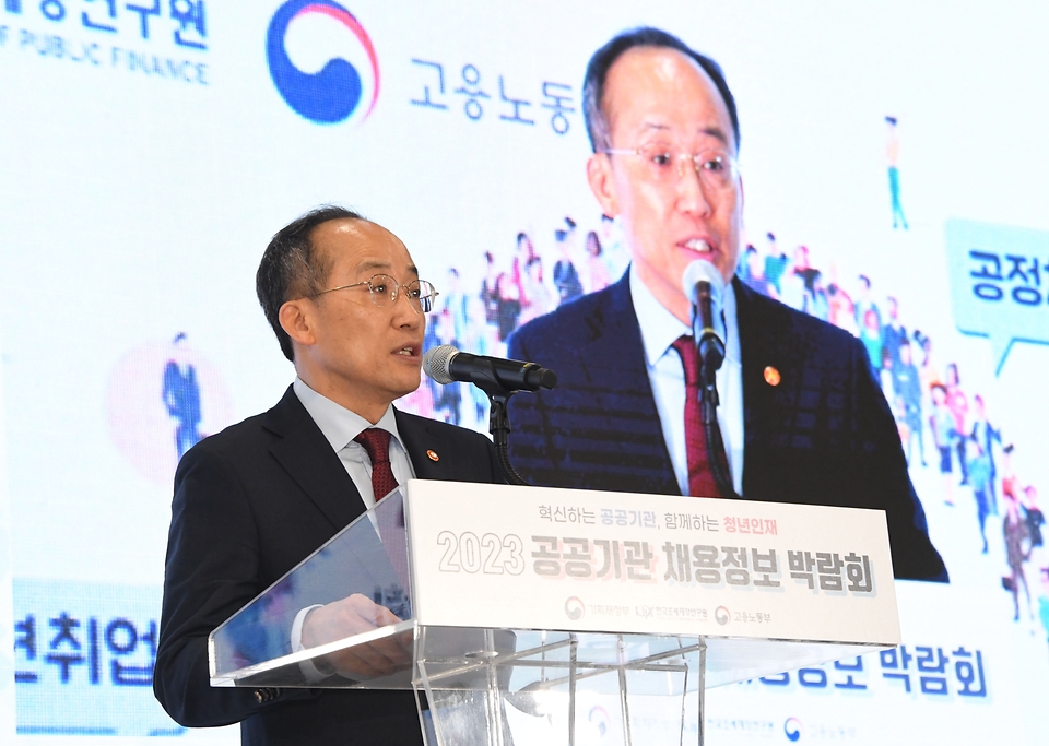 추경호 부총리 겸 기획재정부 장관이 1일 서울 서초구 aT센터에서 열린 ‘2023 공공기관 채용박람회’에 참석, 개회사를 하고 있다.