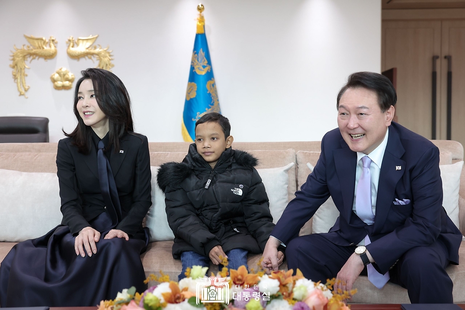 윤석열 대통령과 김건희 여사가 31일 서울 용산 대통령실 청사로 심장질환 수술을 받고 회복 중인 캄보디아 소년 로타를 초청해 격려하고 있다.