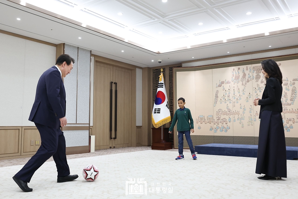 윤석열 대통령과 김건희 여사가 31일 서울 용산 대통령실 청사에서 심장질환 수술을 받고 회복 중인 캄보디아 소년 로타와 축구를 하고 있다.