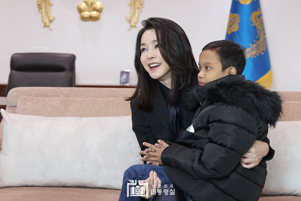 김건희 여사가 31일 서울 용산 대통령실 청사로 심장질환 수술을 받고 회복 중인 캄보디아 소년 로타를 초청해 안아주고 있다.