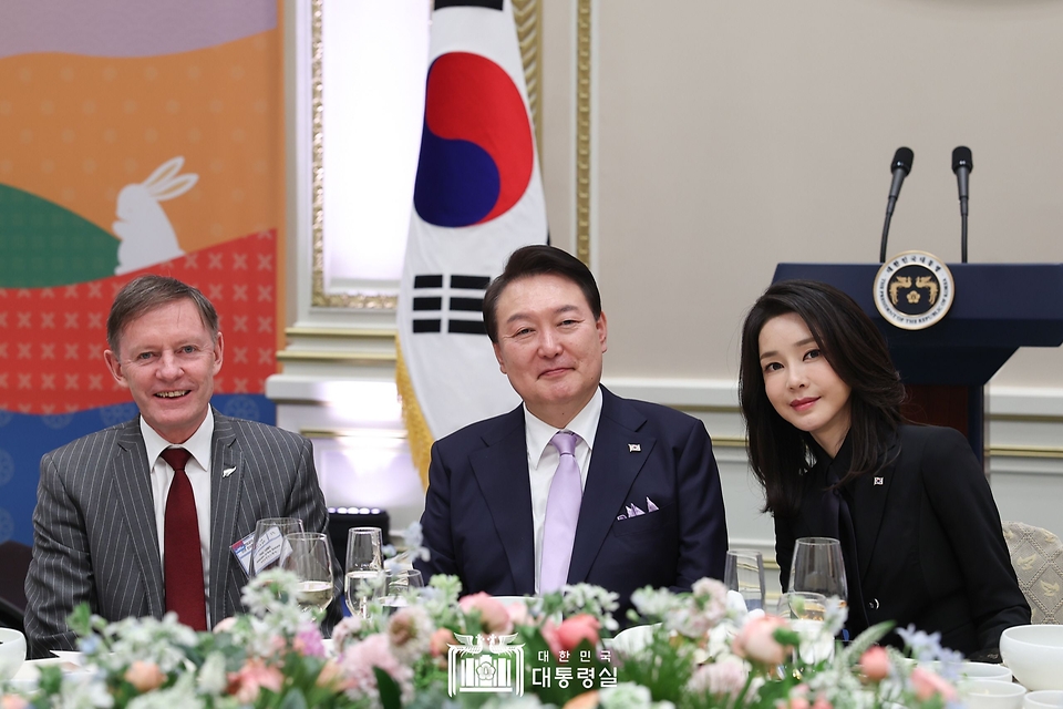 윤석열 대통령과 김건희 여사가 31일 청와대 영빈관에서 열린 주한 외교단을 위한 신년인사회에서 필립 터너 주한 뉴질랜드 대사와 기념촬영을 하고 있다.