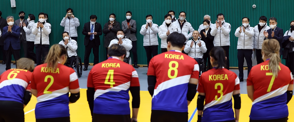 조용만 문화체육관광부 제2차관이 1일 경기도 이천 장애인국가대표선수촌에서 열린 ‘2023년 장애인 국가대표 훈련 개시식’을 마치고 골볼 훈련장을 찾아 국가대표 선수들을 격려하고 있다.