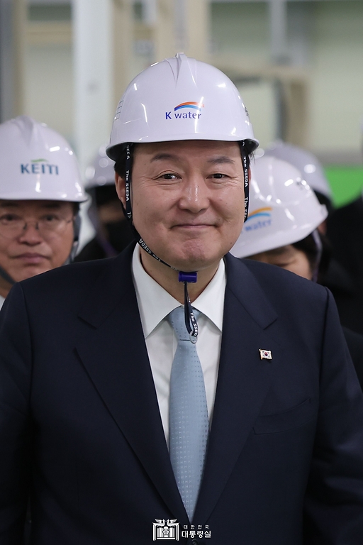 윤석열 대통령이 1일 경북 구미시 SK실트론을 방문, 초순수 실증플랜트를 둘러보고 있다.