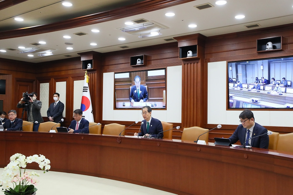 한덕수 국무총리가 2일 서울 종로구 정부서울청사에서 열린 제16회 국정현안관계장관회의를 주재하고 있다.