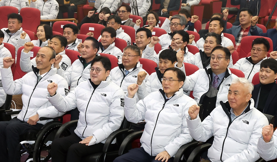 조용만 문화체육관광부 제2차관이 1일 경기도 이천 장애인국가대표선수촌에서 열린 ‘2023년 장애인 국가대표 훈련 개시식’을 마치고 골볼 국가대표 선수들과 기념촬영을 하고 있다.