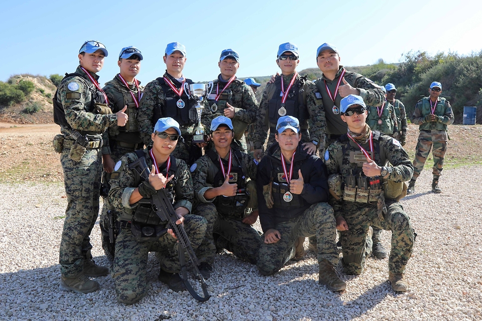동명부대 27진 선수들이 25일~27일(현지시간) 레바논 나쿠라 사격장에서 열린 UNIFIL 사격대회에서 개인전 1·2·3위와 단체전 2위를 차지한 뒤 기념촬영을 하고 있다. (출처=국방부 페이스북)