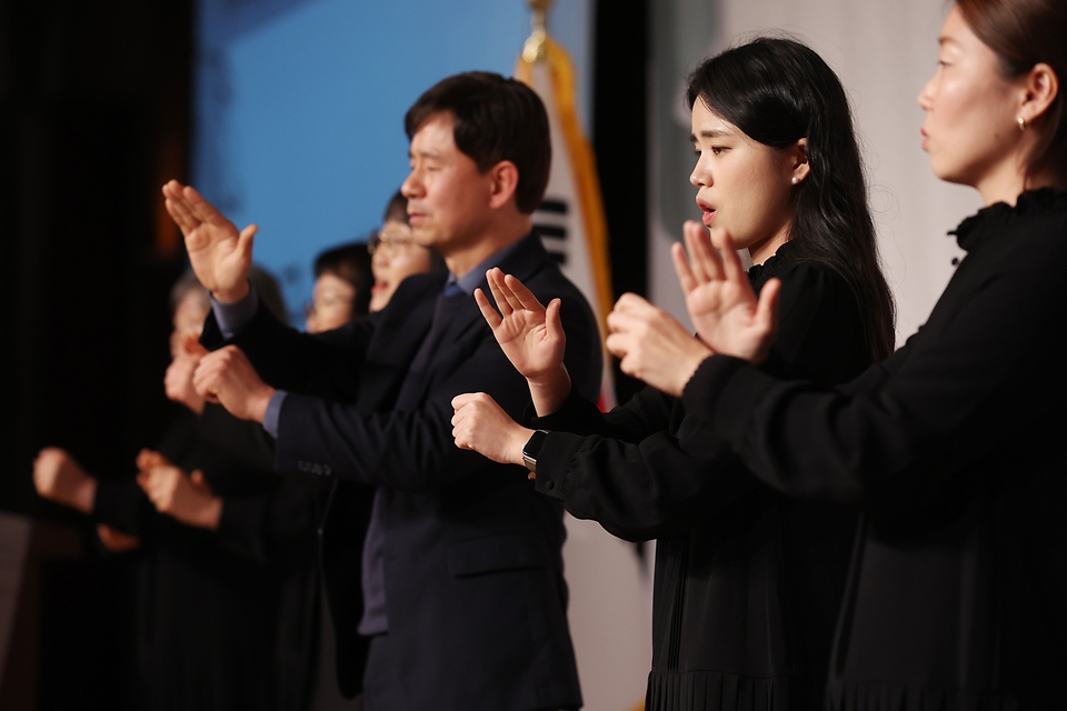 <p>3일 오후 서울 용산구 백범김구기념관 컨벤션홀에서 열린 제3회 한국수어의 날 기념식에서 참석자들이 수어문화예술제 무대를 선보이고 있다. </p>