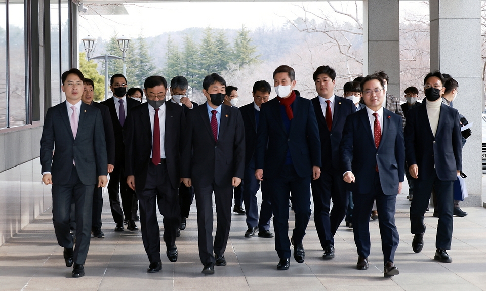 이주호 부총리 겸 교육부 장관이 3일 경북 포항시 남구 포항공과대학교 본관에서 열린 ‘포스텍 의사과학자 양성을 위한 부총리 겸 교육부 장관 
간담회’에 참석하기 위해 이동하고 있다.