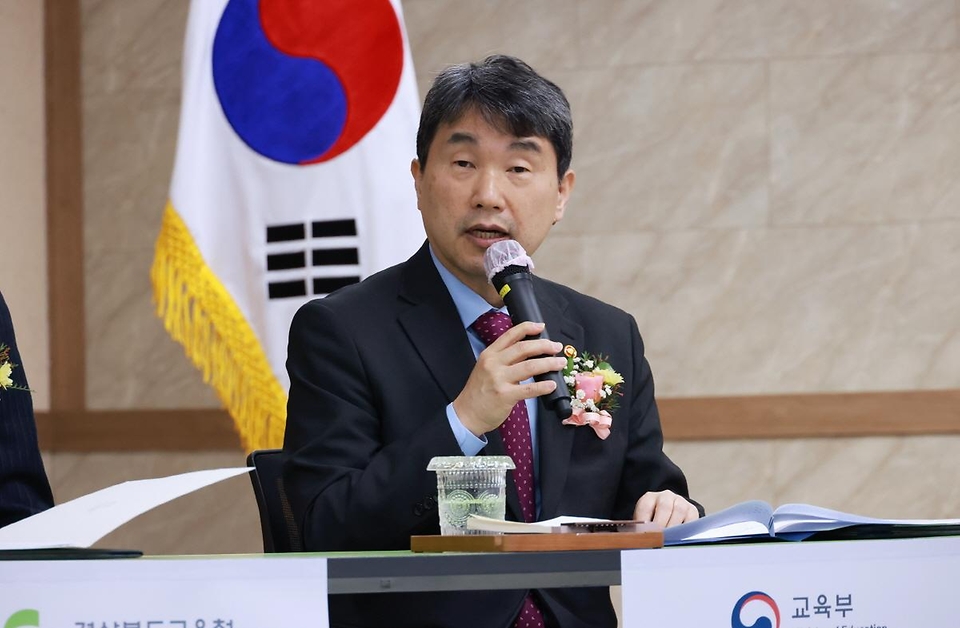 이주호 부총리 겸 교육부 장관이 3일 경북 포항시 북구 포항고등학교에서 열린 ‘경상북도 학교복합시설 추진 업무협약식’에서 발언하고 있다.
